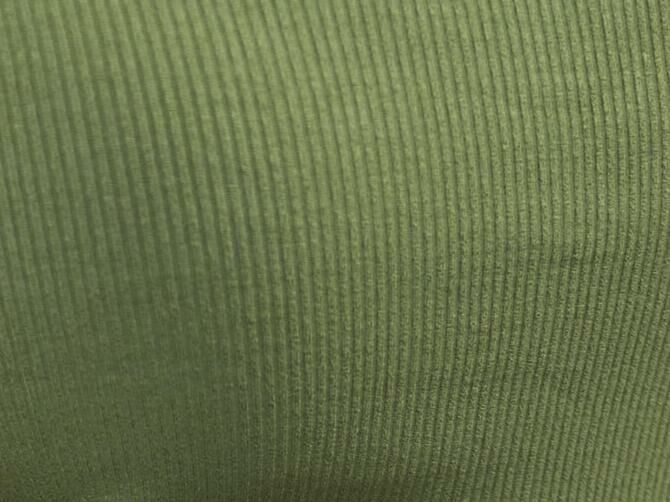 Imagem da Cor do Produto Blusa Regina Cropped Canelada Dupla – Gola V, Manga Curta - Verde Militar